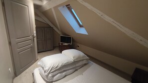 4 chambres, bureau, fer et planche à repasser, lit parapluie