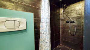 Douche, sèche-cheveux, serviettes fournies, papier toilette