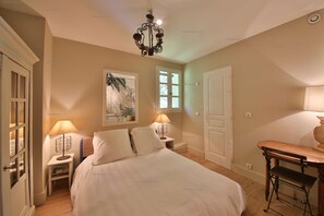 8 soverom, strykejern/-brett, reiseseng for barn og wi-fi (inkludert)