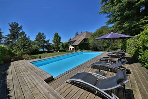 Una piscina al aire libre, una piscina climatizada