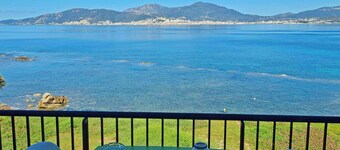 T3 Duplex 60 m2 waterfront, beach just below, Porticcio