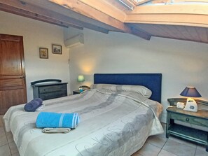 2 chambres, bureau, fer et planche à repasser, accès au Wi-Fi (inclus)