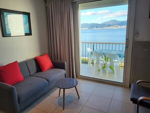 Flachbildfernseher, Bücher, Stereoanlage