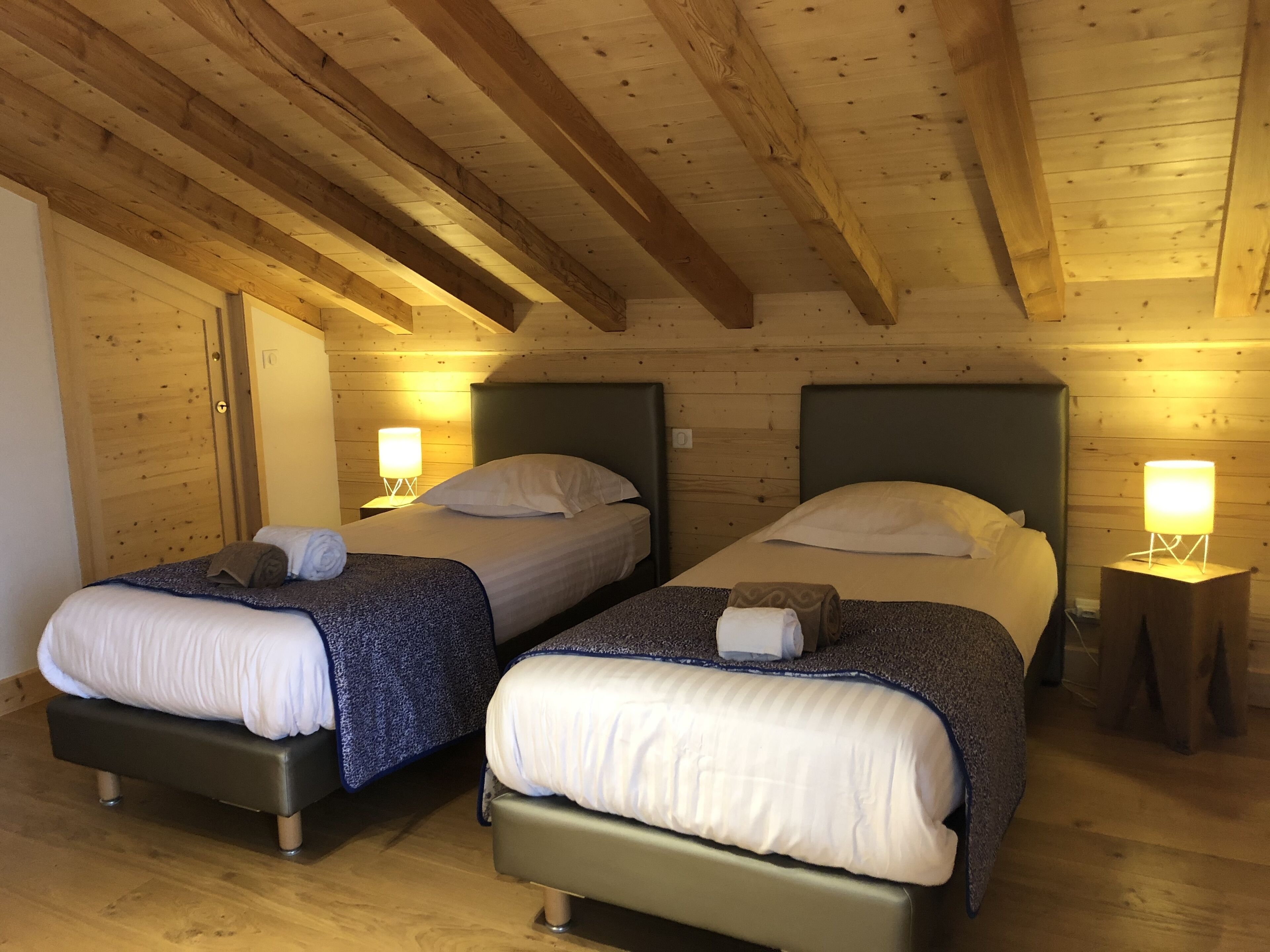 Chambre Numéro 5 avec 2 lits simples.