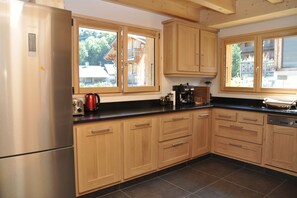 Fridge, microwave, oven, stovetop - 200m from the gondola, beautiful chalet for 15 people with 7 en-suite bedrooms (Morillon)