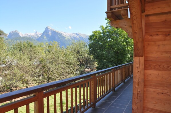 Property grounds - 200m from the gondola, beautiful chalet for 15 people with 7 en-suite bedrooms (Morillon)