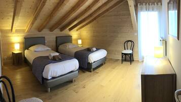 7 quartos, ferros/tábuas de passar roupa, berço de viagem