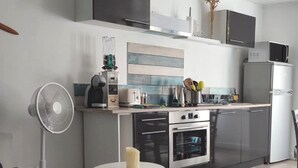 Kaffetrakter/tekoker, kjøleskap, mikrobølgeovn og ovn