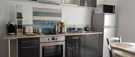 Geladeira, micro-ondas, fogão, cooktop