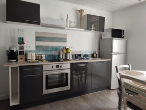 Réfrigérateur, micro-ondes, four, plaque de cuisson