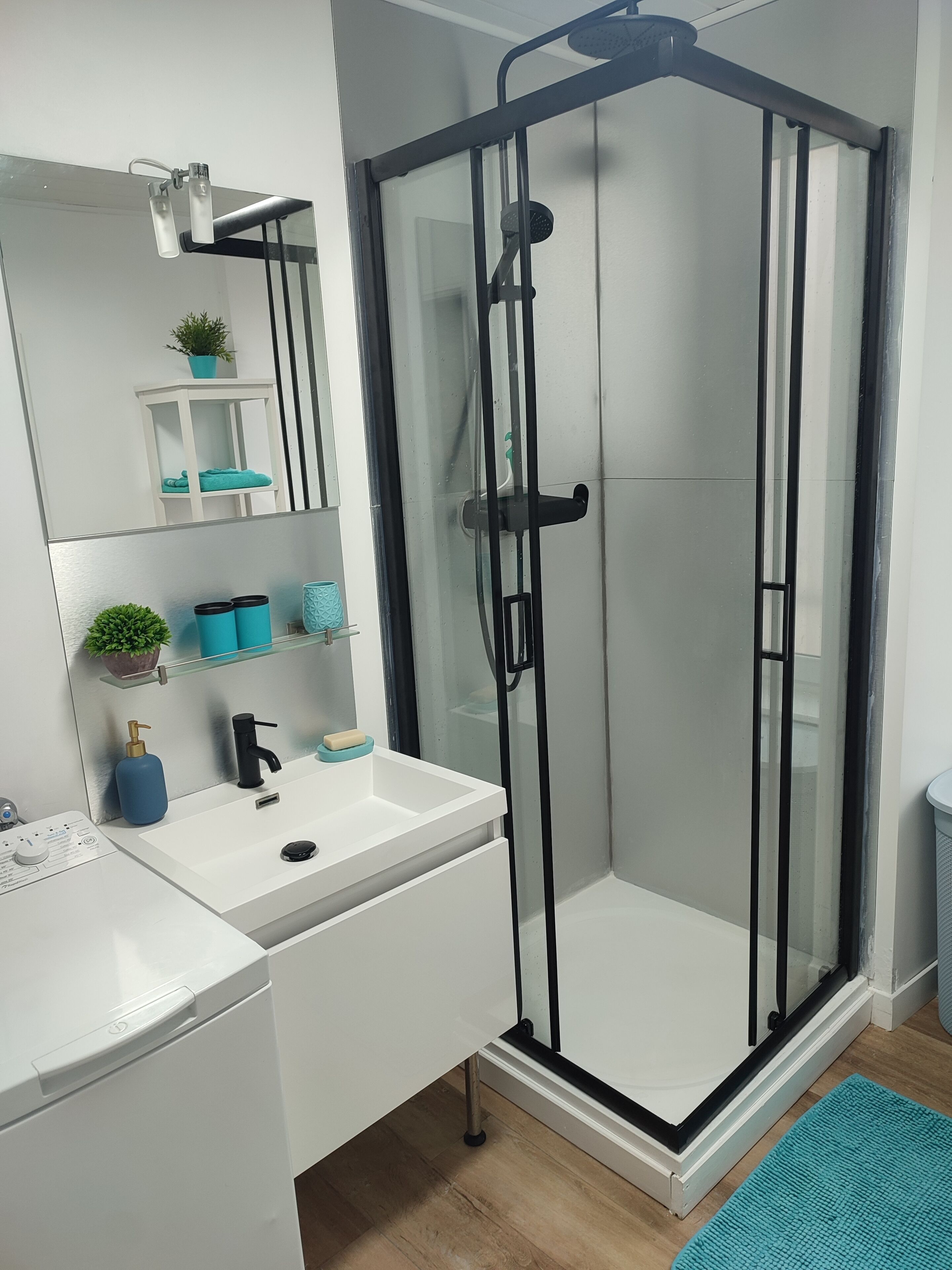 Een douche, een haardroger, een bidet, handdoeken