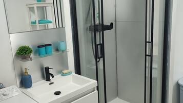 Ducha, secador de pelo, bidé y toallas