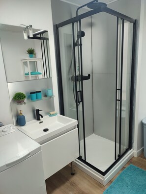 Dusche, Haartrockner, Bidet, Handtücher