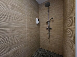 Badewanne, Haartrockner, Handtücher, Seife