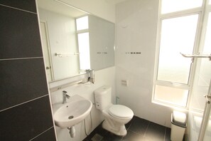 Appart'hĂŽtel Premium | Salle de bain | Douche, articles de toilette gratuits, sĂšche-cheveux