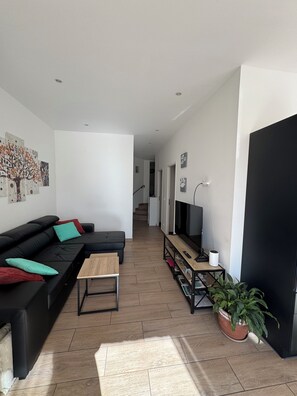 Smart TV, table tennis