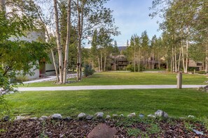 Property grounds - Private Deck Looks Out to Courtyard, Easy Access to Shuttle to All of Resort! (Keystone)