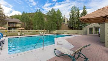 Een verwarmd zwembad