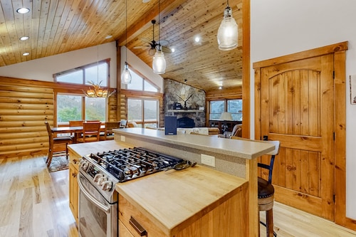 Abgeschiedenes Haus im zweiten Stock mit herrlichem Berg- und Seeblick, Terrasse, Kamin