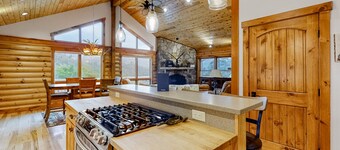 Secluded home with amazing mountain & lake views, deck, fireplace, & WiFi