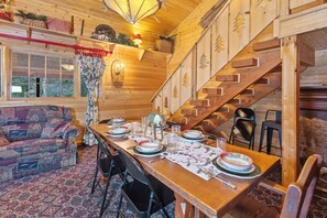 Dining - "Camp Griffin on The River" 5 * Cabin In The Woods-Riverfront-Fireplace-Pool Table (Red River)