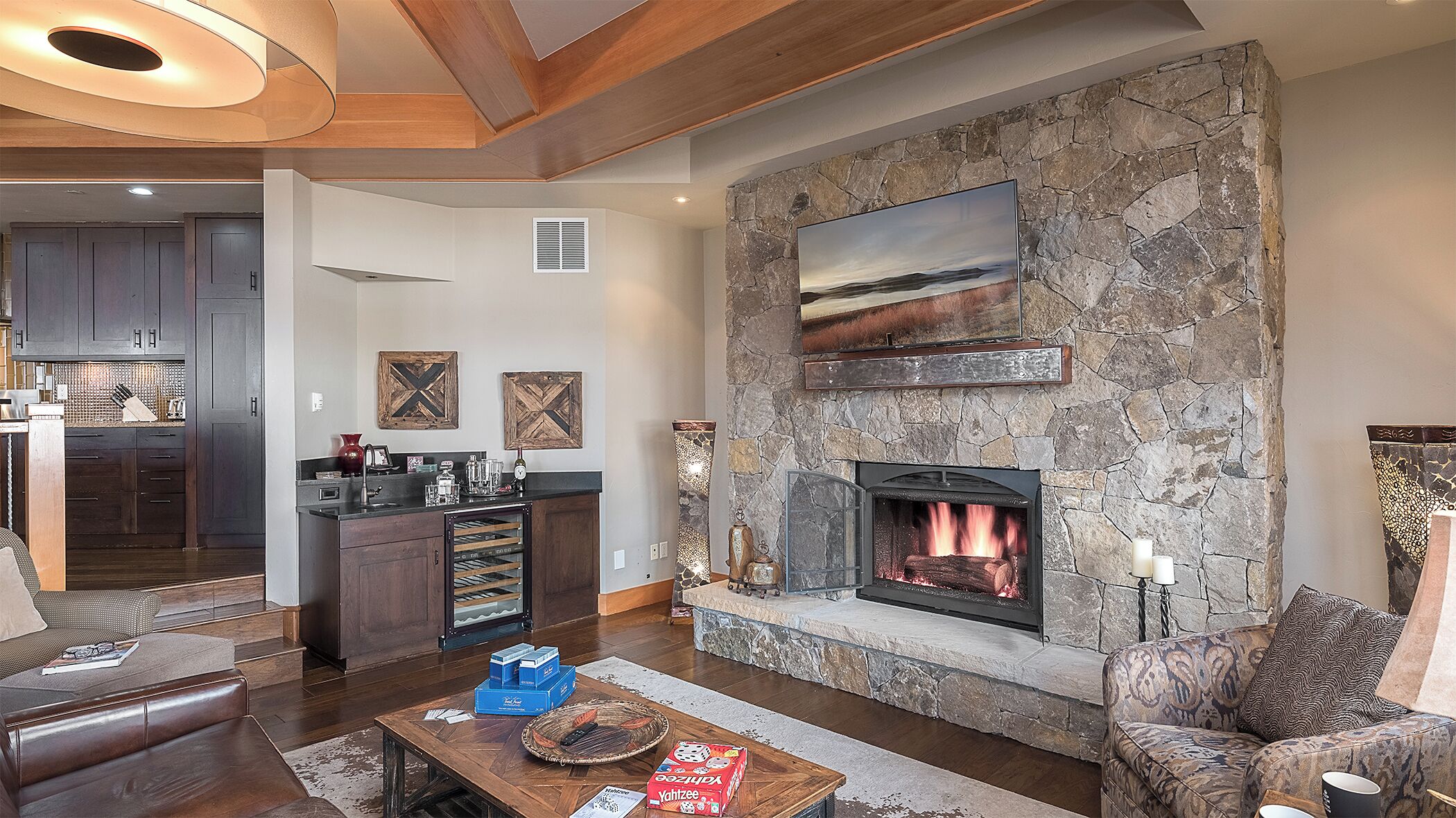 Smart TV, chimenea, videojuegos y futbolito 