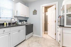 Kylskåp, mikrovågsugn, ugn och spishäll