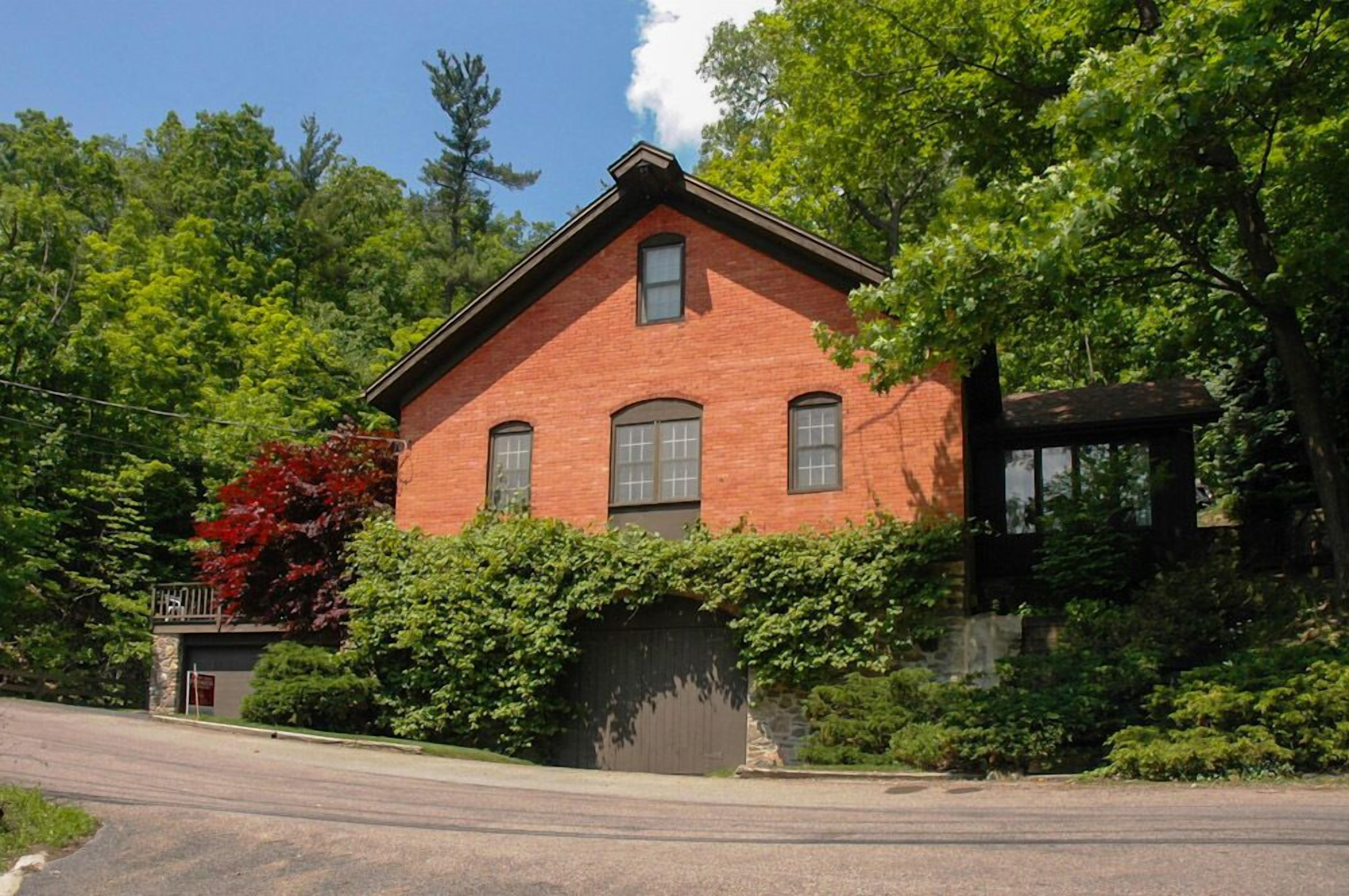 Arbor Landing:"Amazing Charm & History"