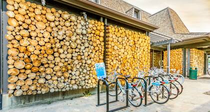 Sunny Townhouse with WiFi, Views, Summer Pool, & Ski Bus Pick-Up