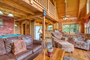 TV, fireplace, DVD player - This Cabin is the Stuff Smoky Mountain Dreams Are Made Of! (SEVIERVILLE)