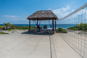 Beach - 4 Bedroom oceanfront home centrally located in Akumal. Pool, AC, Wifi, Cook (Akumal)