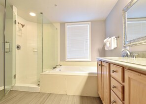 Combined shower/tub, jetted tub, hair dryer, towels