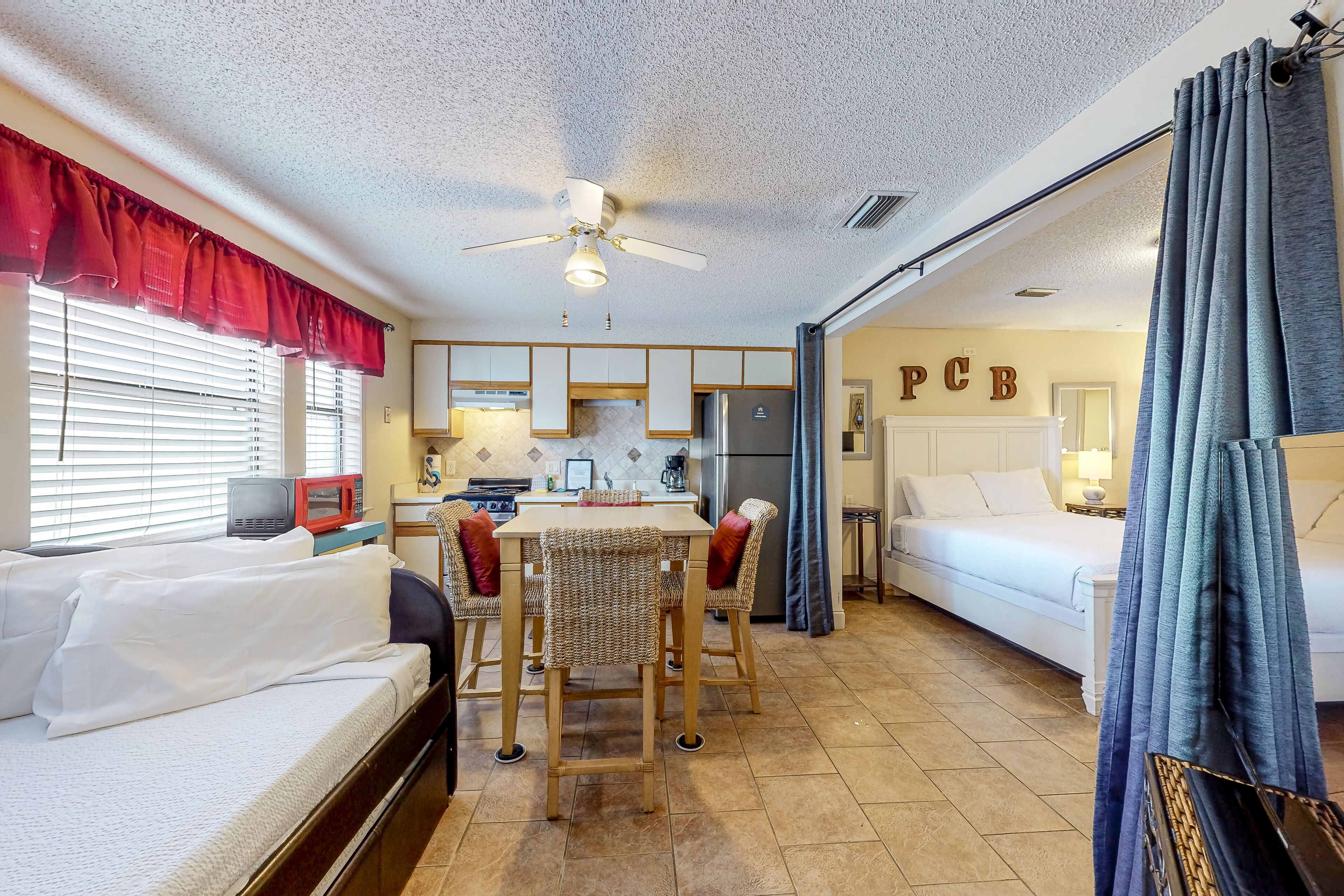 مكواة/لوح كي وخدمة الإنترنت وملاءات أسرّة