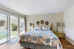 3 bedrooms, iron/ironing board, free internet, bed sheets