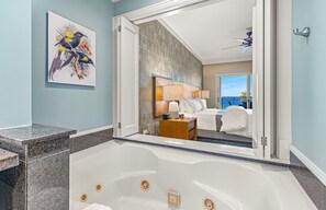 Badewanne, Haartrockner, Handtücher