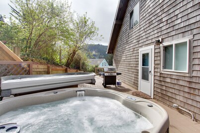 Delightful Home with Ocean View & Private Hot Tub - 3 Blocks to Beach