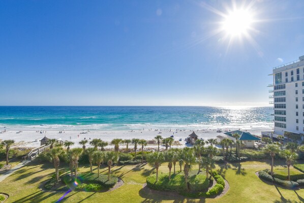 On the beach - Updated chic, modern beachfront condo w/private balcony! (Destin)