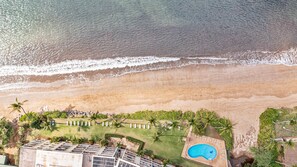 Na praia, espreguiçadeiras, toalhas de praia