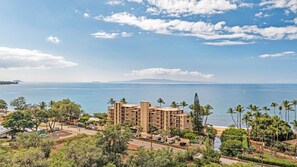 Exterior - Corner Beachfront Delight: Kihei Beach 110 Convenient Ground-Floor Haven! (Kihei)