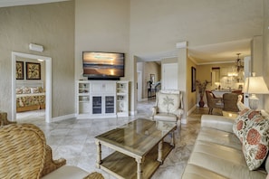 Smart TV, DVD player - 21 Windjammer-Private Pool, views of the 10th tee of Harbour Town Golf Links (Hilton Head Island)