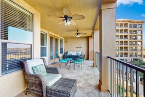 Outdoor dining - Dog-friendly & spacious condo with lake views, large balcony, & Pool (Horseshoe Bay)