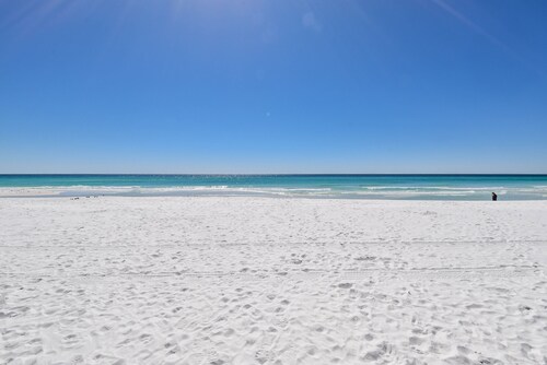 PET FRIENDLY🐶Beachy condo w/Gulf views in a gated community! 🌴