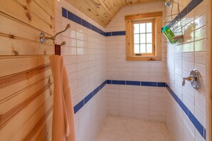 Combined shower/bathtub, hair dryer, towels - Kibbin | Pet-Friendly Luxury Stone Cottage on Creek (Old Fort)