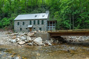 Exterior - Kibbin | Pet-Friendly Luxury Stone Cottage on Creek (Old Fort)