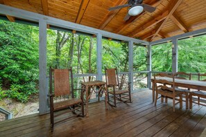 Outdoor dining - Kibbin | Pet-Friendly Luxury Stone Cottage on Creek (Old Fort)