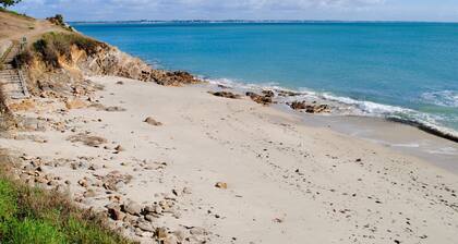 A few steps away from the beach, villa Escale