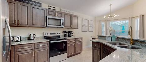 Refrigerador, microondas, horno y parrilla de estufa