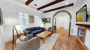 Télévision, cheminée, espaces bureaux