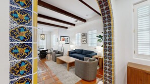 Télévision, cheminée, espaces bureaux