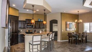 Køleskab, mikrobølgeovn, ovn, kogeplade